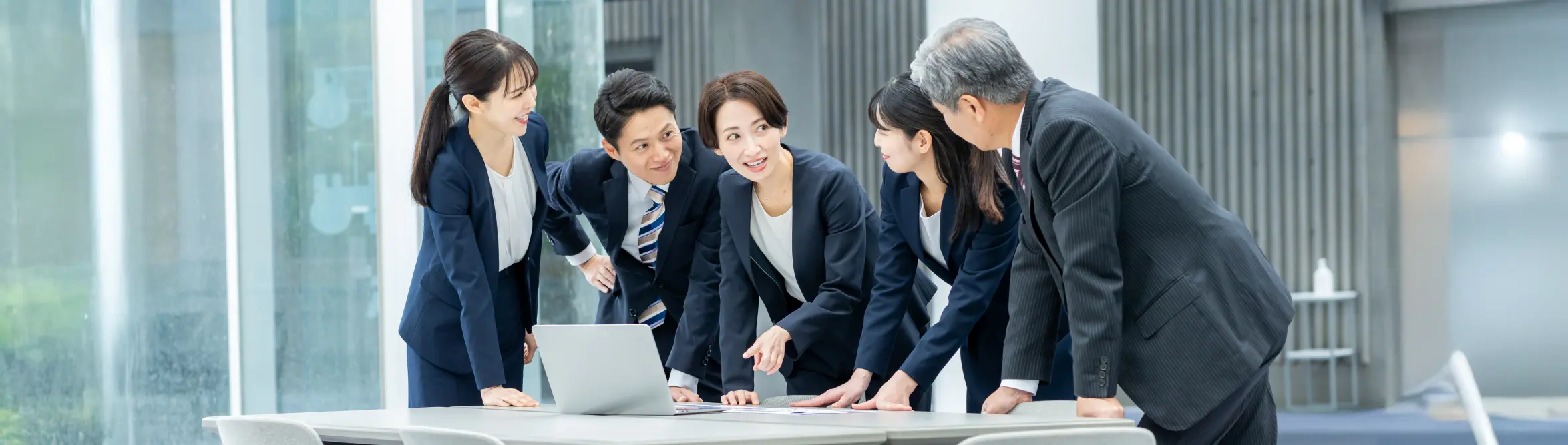 会議で笑顔で話すビジネスマンたち