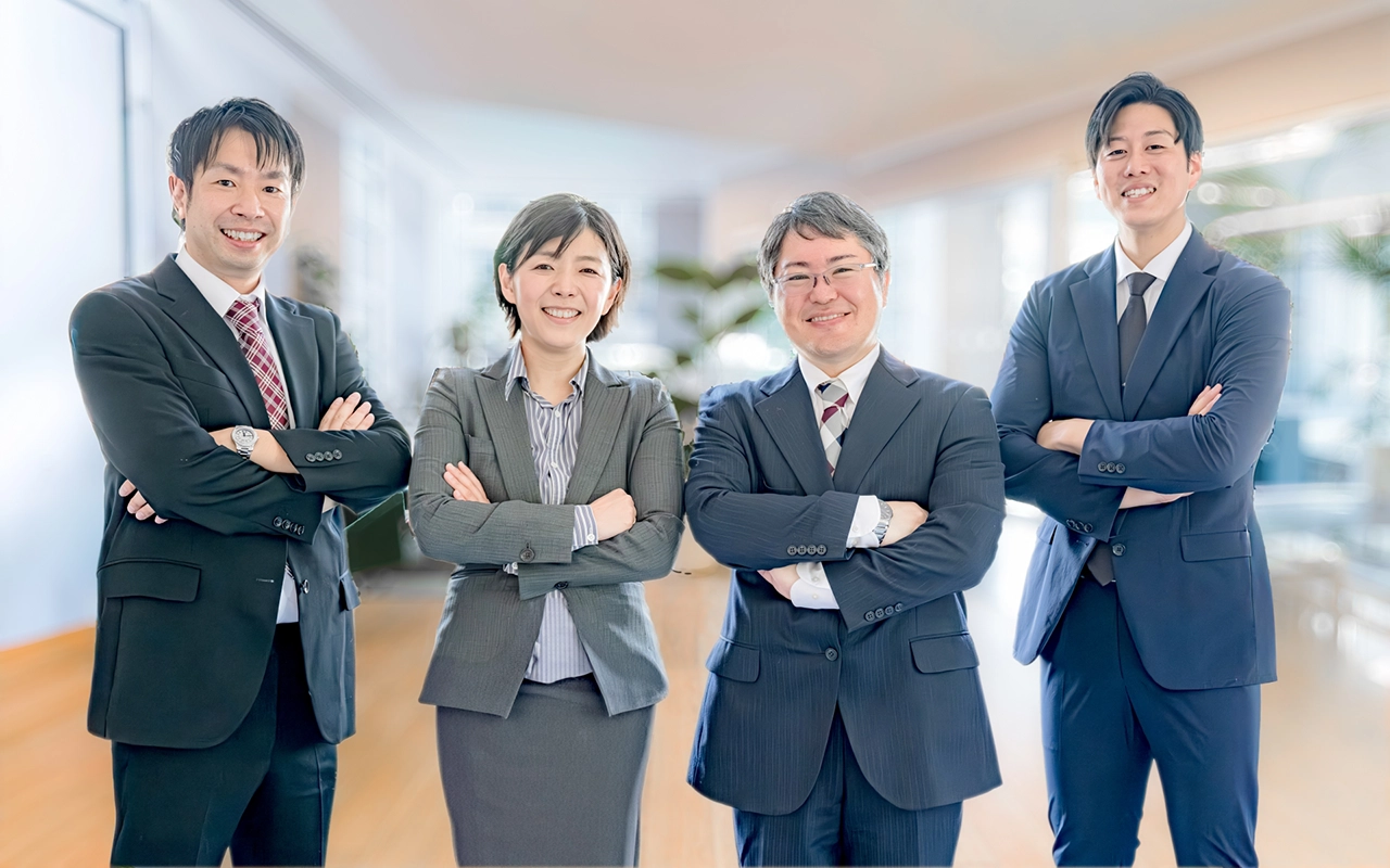 男女4人が笑顔で腕組